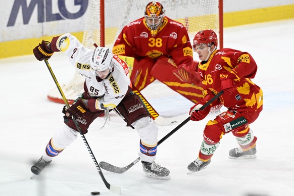 Tigers Goalie Stephane Charlin, und Vili Saarijaervi, rechts, im Kampf um den Puck gegen Servettes Marco Miranda, links, beim Eishockey-Qualifikationsspiel der National League zwischen den SCL Tigers  ...