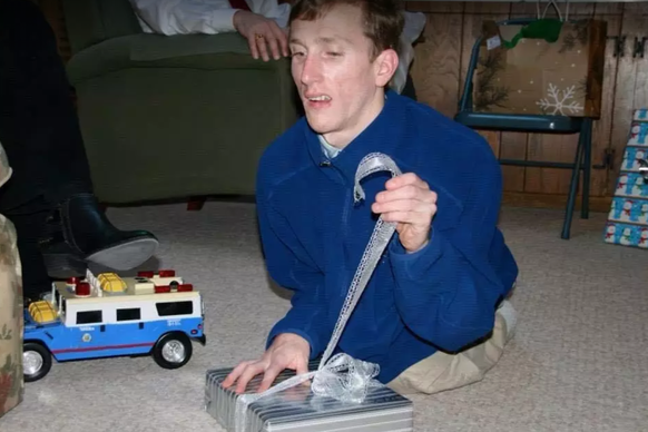 Jeden Tag spielt Max mehrere Stunden mit seinem blauen Spielzeuglastwagen.