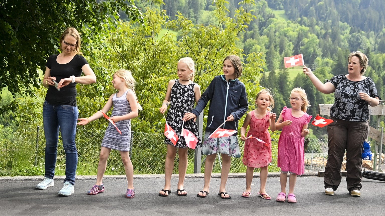 Spectators during the fourth stage, a 171 km race from St. Urban to Gstaad, at the 84th Tour de Suisse UCI ProTour cycling race, on Wednesday, June 9, 2021. (KEYSTONE/Gian Ehrenzeller)