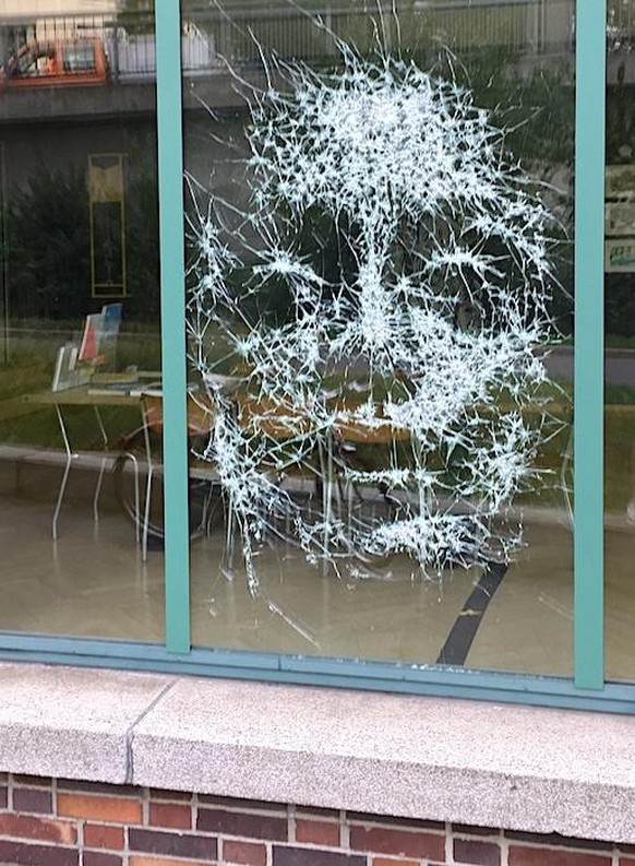 PICDUMP 418 – seid gegrüsst! Es geht los! 👋\nArt auf Sicherheitsglas an der Fensterfront einer Galerie. 
Von Simon Berger