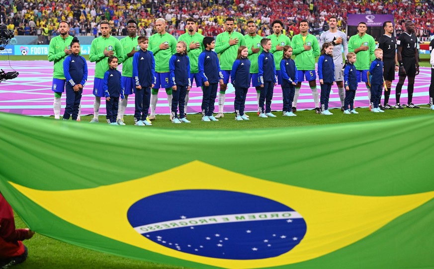 FUSSBALL WM 2022 VORRUNDE GRUPPE G Brasilien - Serbien 24.11.2022 Die Mannschaft aus Brasilien nimmt zur Hymne Aufstellung *** FOOTBALL WORLD CUP 2022 PRE-ROUND GROUP G Brazil Serbia 24 11 2022 The te ...