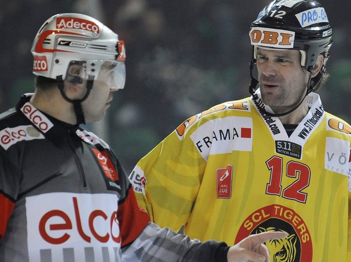 Der Langnauer Todd Elik, diskutiert mit Schiedsrichter Karol Popovic, beim Eishockey Playout Halbfinalspiel der National League A zwischen dem EHC Biel und den SCL Tigers, am Donnerstag, 5. Maerz 2009 ...