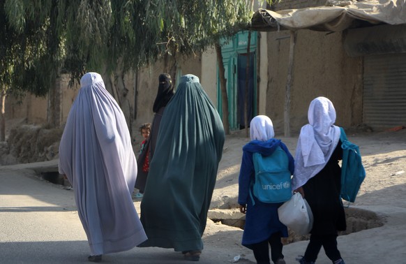 epa12687581 Afghan women walk on a road in Kandahar, Afghanistan, 28 January 2026. EPA/QUDRATULLAH RAZWAN 107758