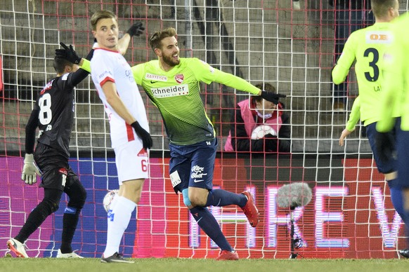 Le joueur bernois Roy Gelmi, centre, celebre le troisieme but devant la deception le joueur valaisan Quentin Maceiras, gauche en blanc, lors de la rencontre de football de Super League entre le FC Sio ...