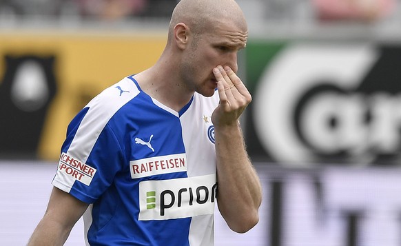 ARCHIV --- ZUM WECHSEL VON PHILIPPE SENDEROS ZU DEN GLASGOW RANGERS STELLEN WIR IHNEN FOLGENDES BILD ZUR VERFUEGUNG --- Zuerichs Philippe Senderos ist enttaeuscht im Fussball Meisterschaftsspiel der S ...