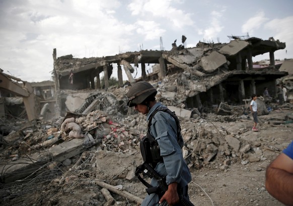 Eine Bombe, die in einem LKW versteckt worden war, zog eine Spur der Verwüstung durch das Quartier in Kabul.