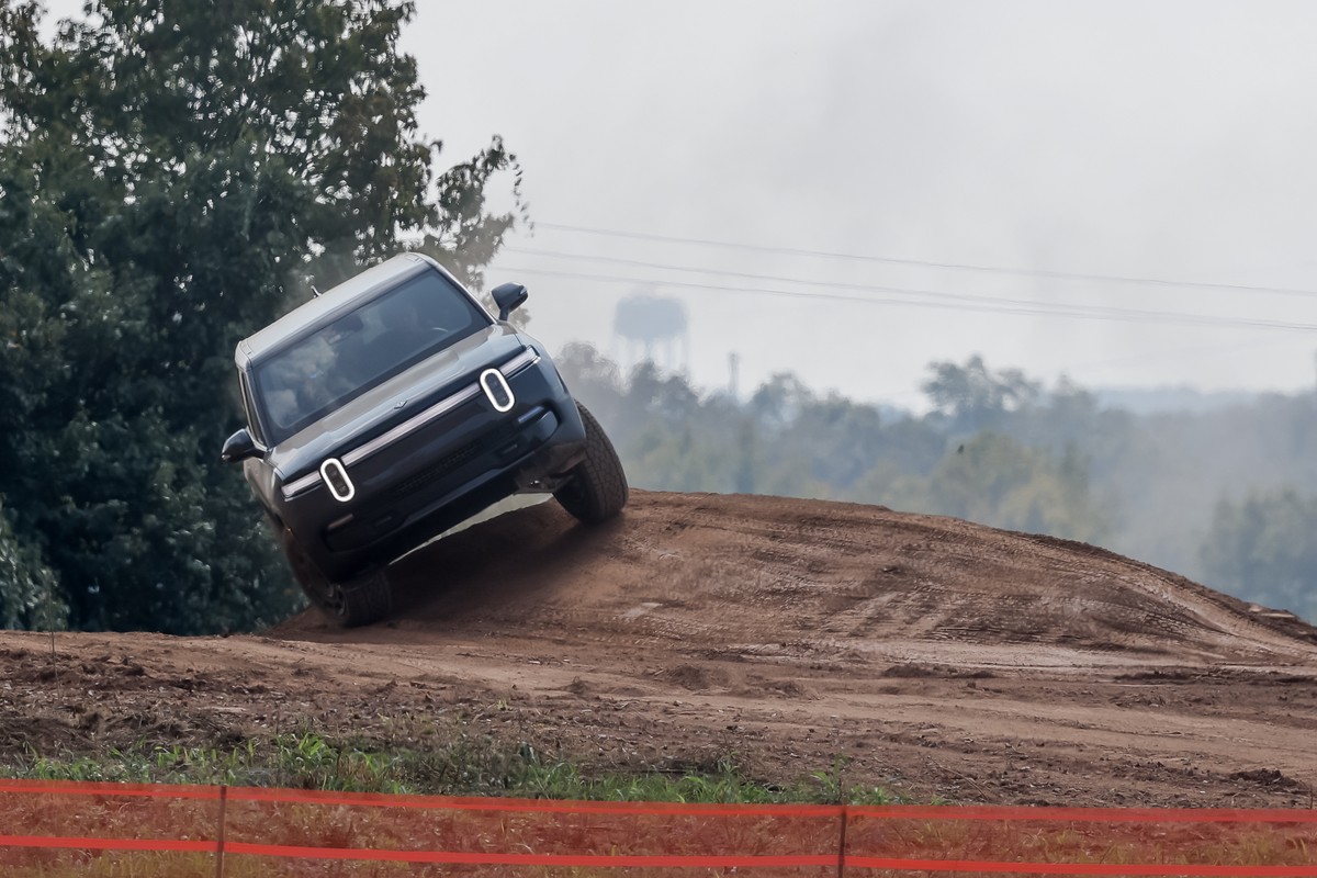 epa12383534 A Rivian vehicle drives on an off-road demonstration track during a groundbreaking ceremony for an expected 5 billion US dollar Rivian electric vehicle assembly plant in Locust Grove, Geor ...
