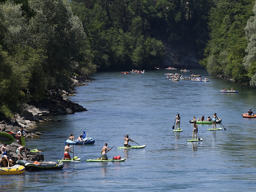 Gummiboote und Standup-Paddler am 1. Juni dieses Jahres auf der Aare bei Uttigen unterhalb von Thun.