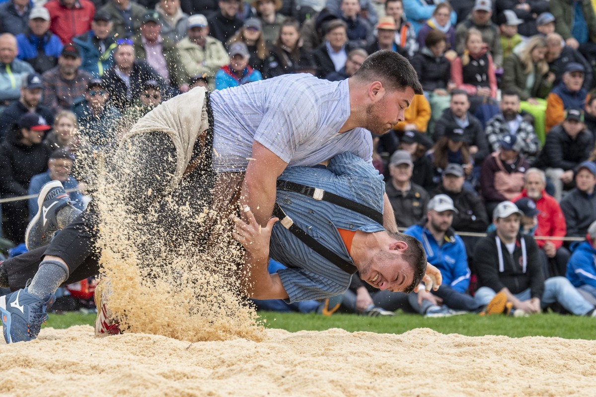 Mike Muellestein, oben, und Marco Thierstein, unten, im 4. Gang beim 99. Schwyzer Kantonalen Schwingfest vom Sonntag, 30. April 2023 in Kuessnacht am Rigi. (KEYSTONE/Urs Flueeler)