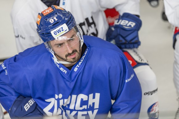 Der neue ZSC Spieler Denis Hollenstein hoert konzentriert zu beim Training in der Eishalle in Oerlikon aufgenommen am Freitag, 10. Juli 2018, in Zuerich. (KEYSTONE/Aladin Klieber)