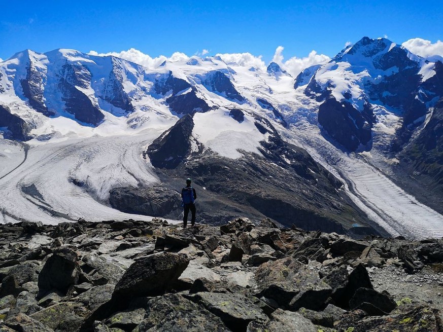 Aussicht auf die Bündner Bergwelt mit dem Morteratsch-Gletscher rechts.