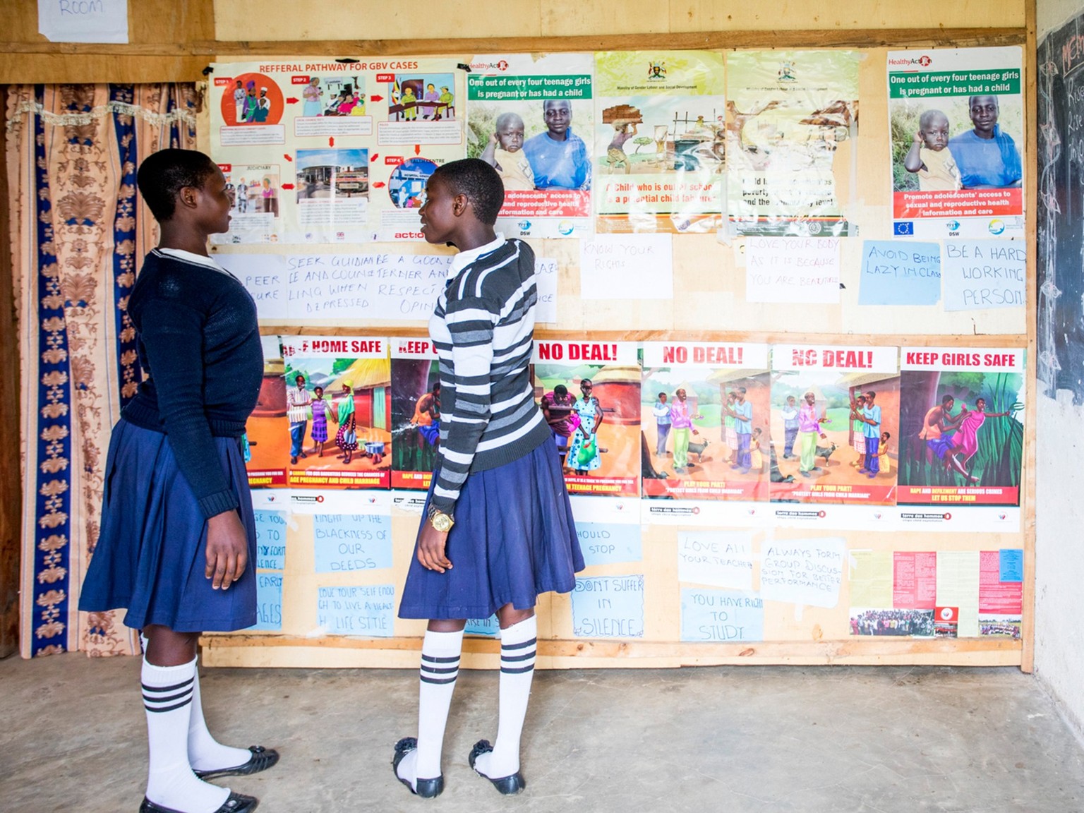 Frauen von einer Partnerorganisation in Uganda informieren an Schulen über sexualisierte Gewalt und Verhütung.