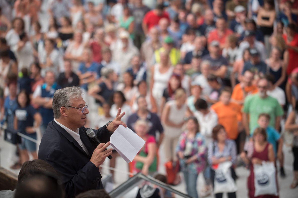 Filippo Lombardi, Praesident des HC Ambri Piotta, praesentiert am Sonntag, 29. Juli 2018 in der Valascia Eishalle in Ambri TI den Fans die Mannschaft fuer die Saison 2018/19. (KEYSTONE/Ti-Press/Samuel ...