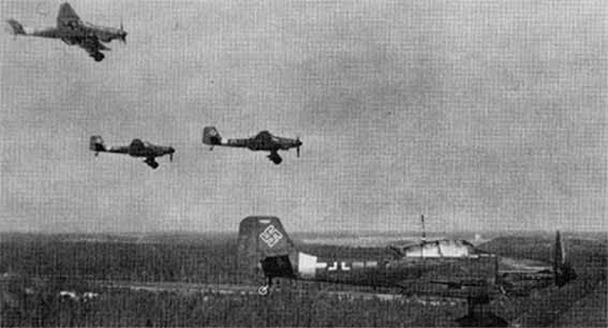 Deutsche Stukas kehren 1944 von einem Einsatz bei der Karelischen Landenge zurück.