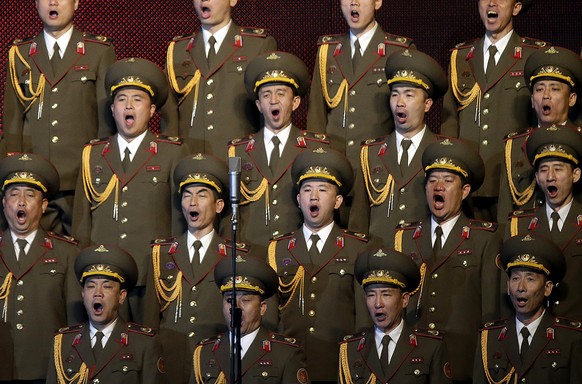 Selbst Männerchöre sind in Nordkorea militärisch organisiert.