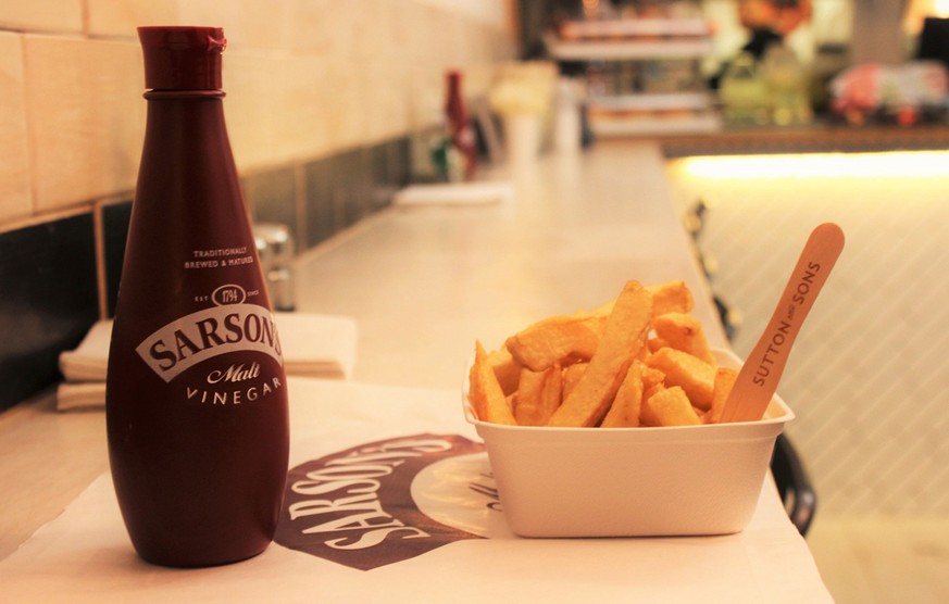 chips pommes frites essig malzessig vinegar sarson's chip shop england grossbritannien britisch essen food kartoffel fast food http://www.foodbev.com/news/sarsons-works-with-fish-and-chip-shop-to-deve ...