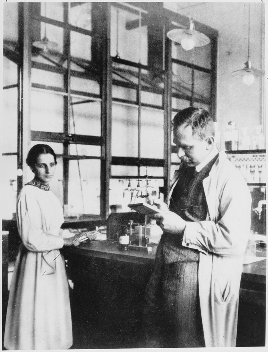 Lise Meitner und Otto Hahn im Labor, KWI für Chemie, Berlin, 1913