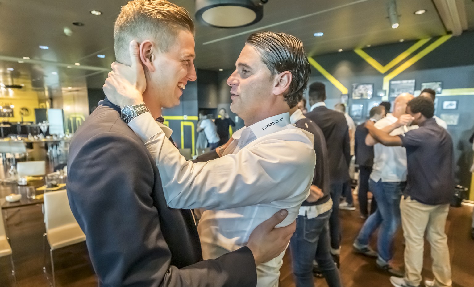 HANDOUT - YB&#039;s David von Ballmoos und Geoardo Seoane, rechts, feiern den Meistertitel in einer Loge im Stade de Suisse in Bern, am Samstag, 13. April 2019. Wenn der FC Basel nicht gewinnt, ist YB ...