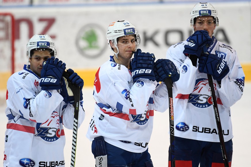 Zurich&#039;s players Inti Pestoni, Roger Karrer and Fabrice Herzog, from left, are disappointed at the end of the preliminary round game of National League Swiss Championship 2017/18 between HC Ambri ...