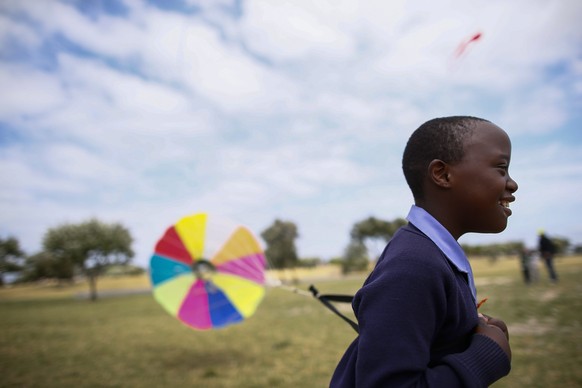 Ein kleiner Junge aus Cape Town, Afrika, lässt einen Drachen steigen. (Symbolbild)