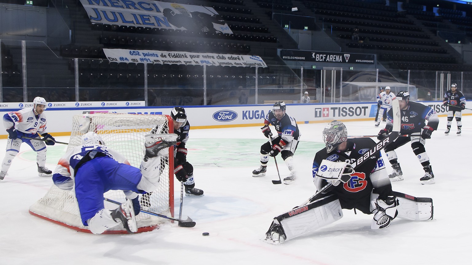 Zuerichs Maxim Noreau, zweite-links, Gotterons David Aebischer, Mitte-links, und Gotterons Torhueter Reto Berra, rechts, kaempfen um den Puck, waehrend dem Swiss Ice Hockey Cup 1/2 Final zwischen den  ...