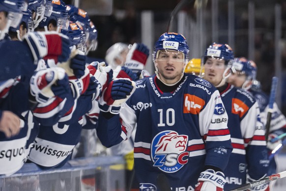 Sven Andrighetto (ZSC, #10) jubelt nach seinem Tor zum 1:1 im Spiel der Eishockey National League zwischen den ZSC Lions, ZSC, und dem HC Ambri Piotta, HCAP, am Dienstag, 25. November 2025 in der Swis ...