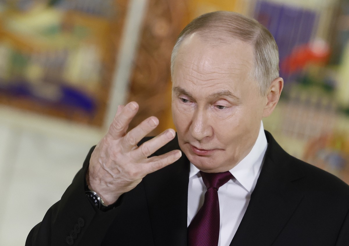 epaselect epa12564804 Russian President Vladimir Putin speaks to the media after attending a plenary session of the 16th VTB Investment Forum 'Russia Calling!' in Moscow, Russia, 02 December ...