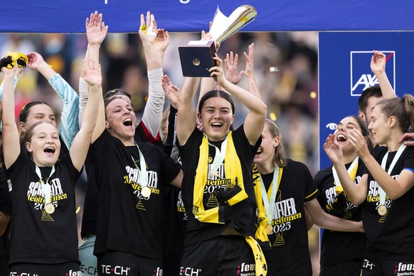 Naomi Luyet (YB) stemmt den Pokal des Fussballschweizermeisters nach der Verlaengerung (5-4) nach dem Final der Women's Super League Fussball Meisterschaft zwischen dem BSC Young Boys (YB) und de ...