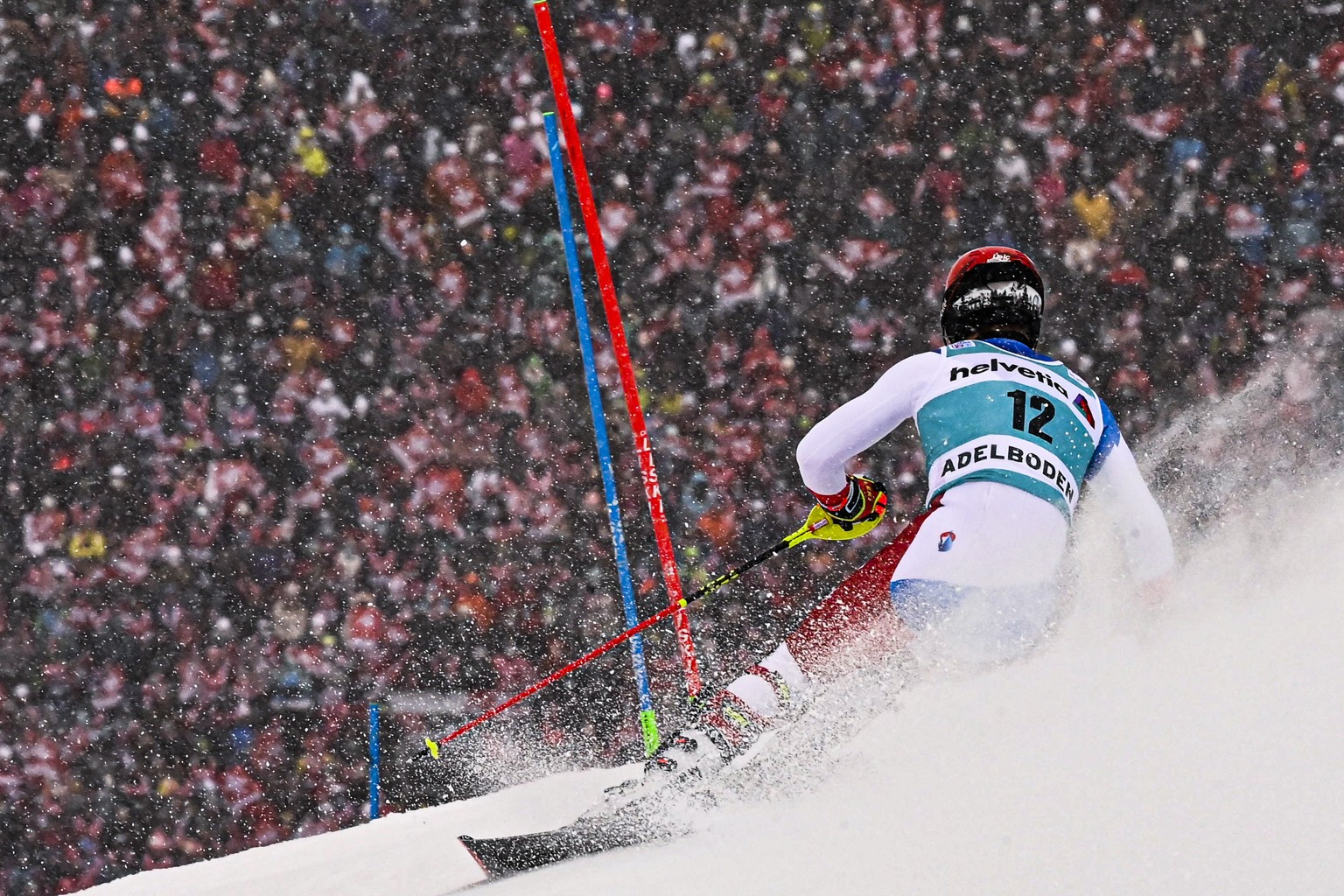 epa09675345 Loic Meillard of Switzerland clears a gate during the second run of the Men&#039;s Slalom race at the FIS Alpine Skiing World Cup in Adelboden, Switzerland, 09 January 2022. EPA/ANTHONY AN ...