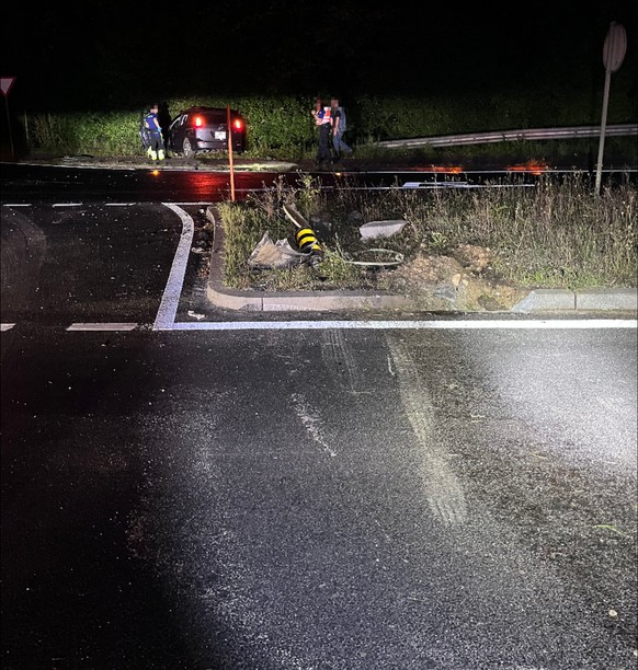 Ein Autofahrer ist am 30. August 2023 auf der Autobahn bei Münchenstein BL in einen Verkehrsteiler geprallt.