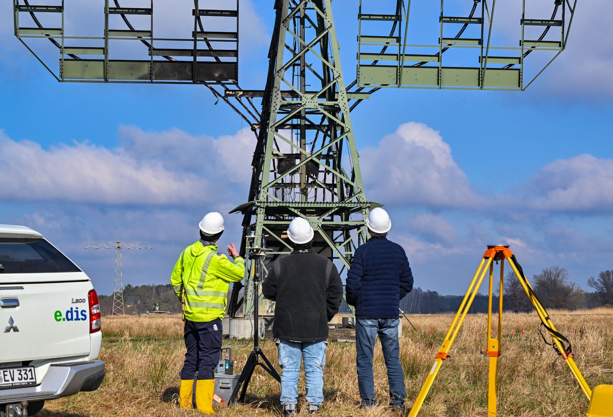 06.03.2024, Brandenburg, Gr�nheide: Ein Strommast steht mit Brandspuren auf einem Feld nahe der Tesla-Autofabrik. In der Tesla-Autofabrik in Gr�nheide steht die Produktion wegen eines Stromausfalls na ...