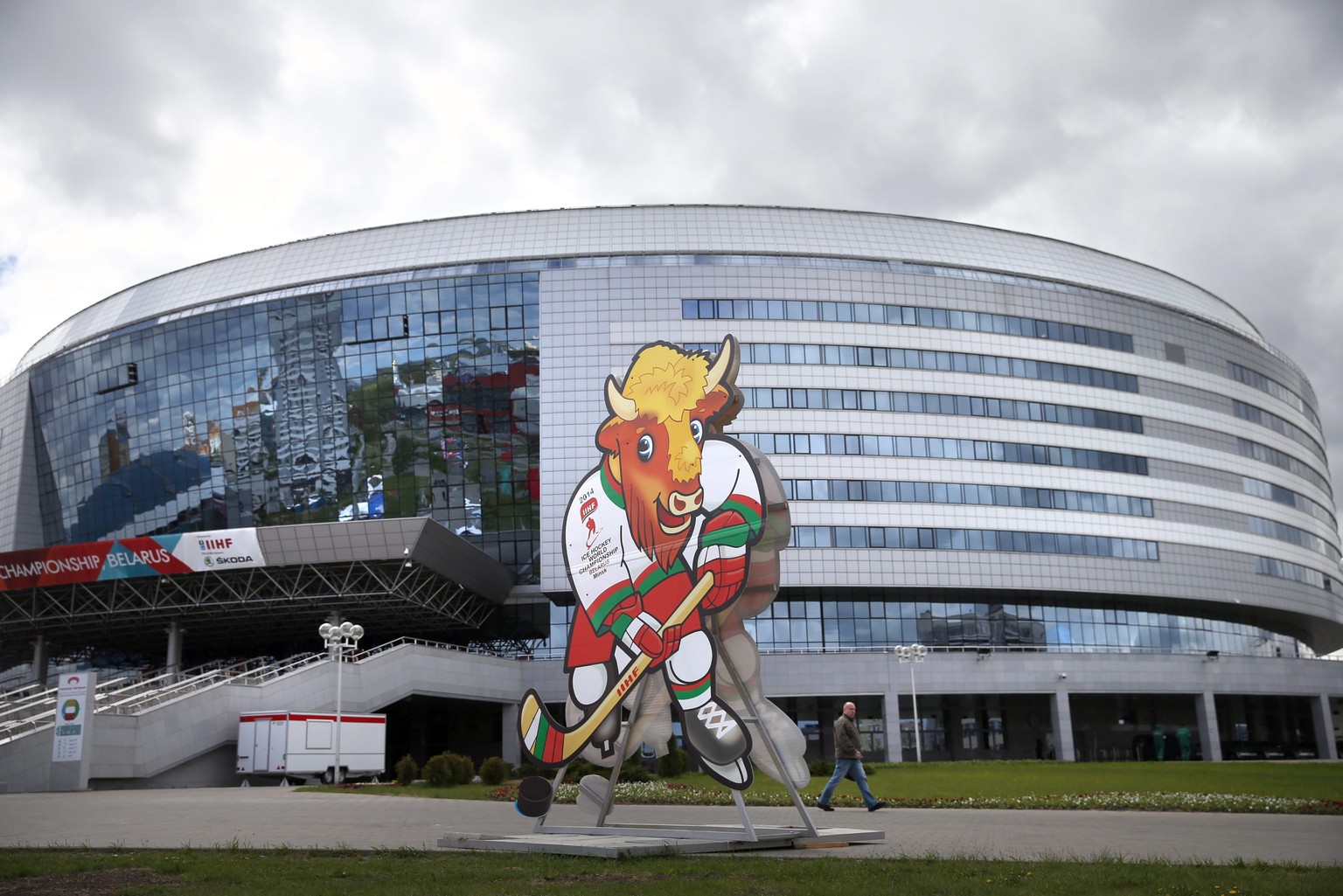Die imposante Minsk-Arena mit dem Maskottchen in Übergrösse.