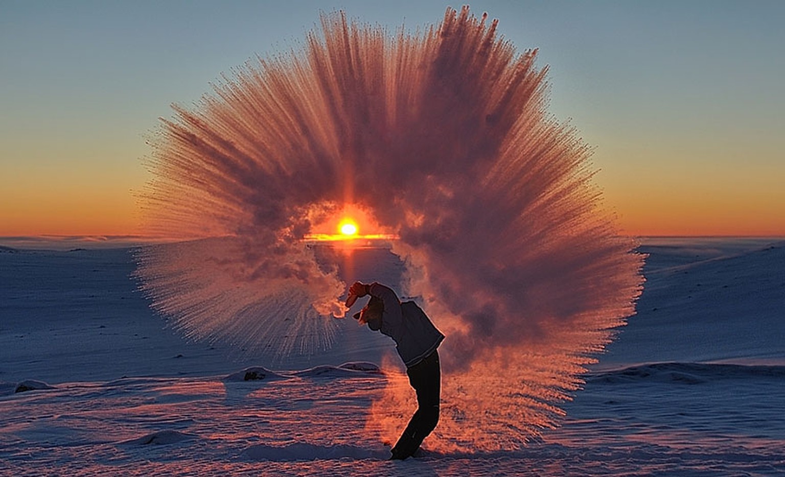 Bei minus 37 Grad entsteht ein kleines Kunstwerk, wenn heisses Wasser in der Luft schockgefriert.&nbsp;