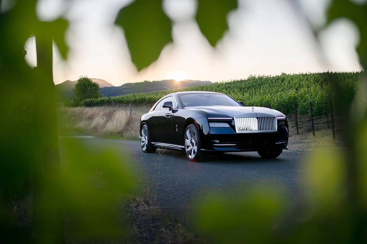Der elektrische Rolls-Royce Spectre surrt heran.