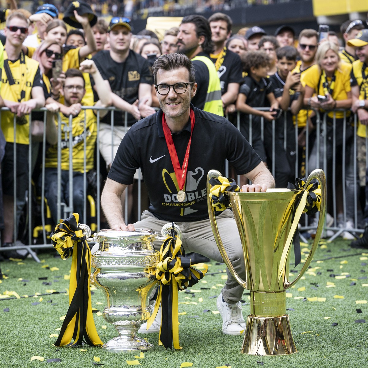 YB Trainer Raphael Wicky posiert mit den Pokalen des Cupsiegers und des Fussballschweizermeisters, nach dem Schweizer Fussball Cup Final zwischen dem BSC Young Boys und dem FC Lugano, am Sonntag, 4. J ...