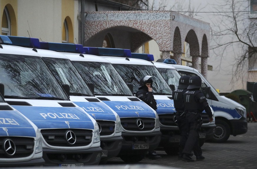 German special police forces stand guard in front of Frankfurt&#039;s Bilal mosque during early morning raids in the federal state of Hesse and its capital Frankfurt, Germany, February 1, 2017. REUTER ...