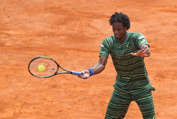 epa04706903 Gael Monfils of France returns the ball to Roger Federer of Switzerland during their third round match at the Monte-Carlo Rolex Masters tennis tournament in Roquebrune Cap Martin, France,  ...