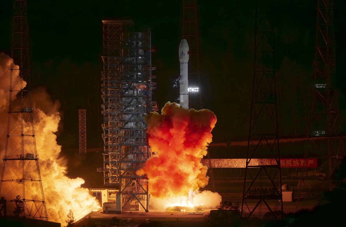 epa12142702 China's Tianwen-2 probe, atop a Long March-3B carrier rocket, lifts off from the Xichang Satellite Launch Center in southwest China's Sichuan Province, 29 May 2025. China launche ...