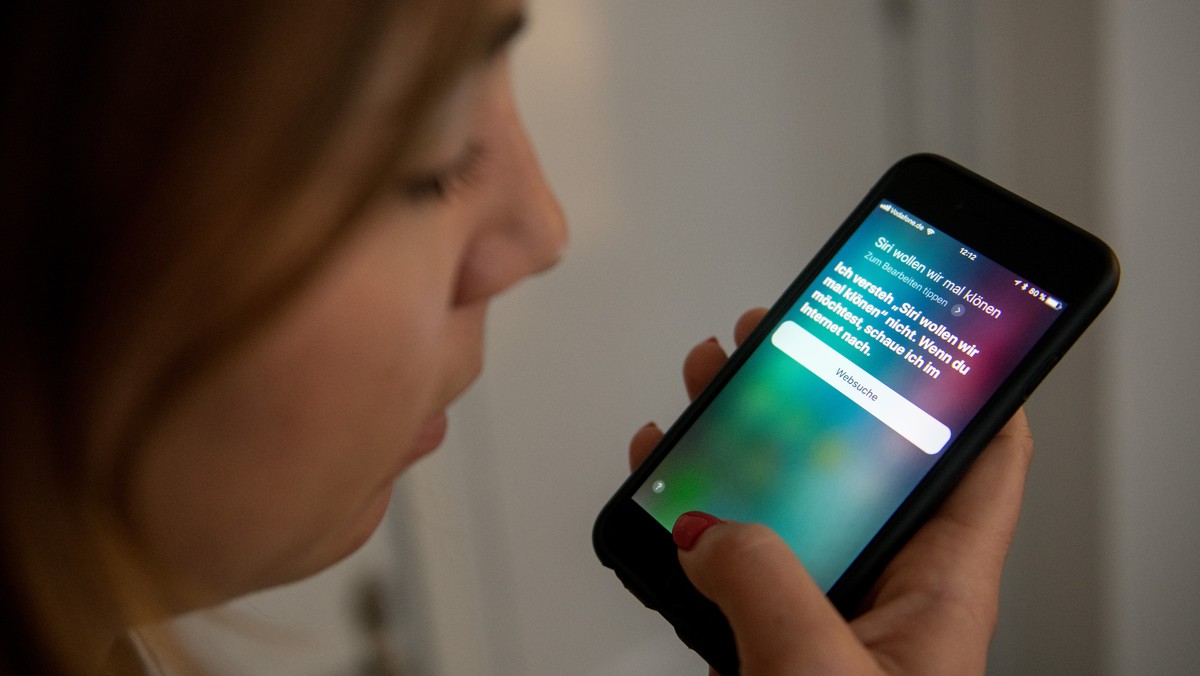THEMENBILD ZUM LITERATURTEXT DER SDA: SCHNITTSTELLE ZWISCHEN LITERATUR UND MASCHINE -- 16.02.2018, Hamburg: Eine junge Frau bedient auf einem iPhone die Spracherkennung des Apple-Programms Siri. K