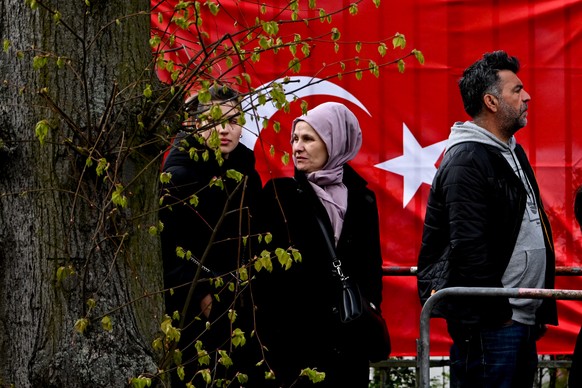 epa10594959 Turkish people queue up at Turkish embassy to cast their vote for Turkish general elections, in Berlin, Germany, 27 April 2023. General elections will be held in Turkey on 14 May 2023 with ...