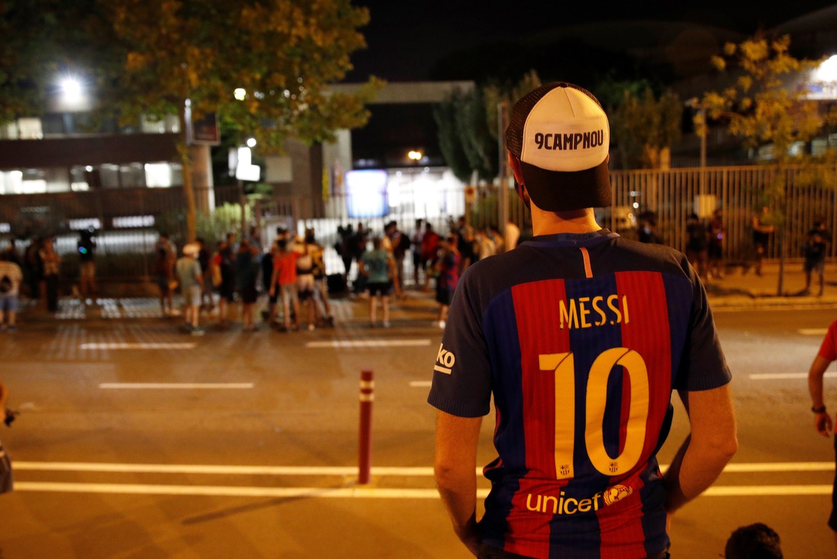 epa08625490 Dozens of FC Barcelona fans gather outside Camp Nou Stadium to demand the resignation of the club's president, Josep Maria Bartomeu, after Argentinian star Lionel Messi stated via fax ...