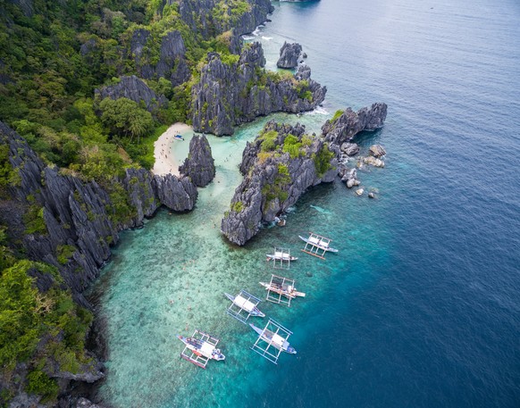 Hidden Beach in Matinloc Island in El Nido, Palawan, Philippines. Tour C route and Sightseeing Place xkwx philippines palawan el nido hidden beach tourists island mountains skyline yacht ocean nature  ...