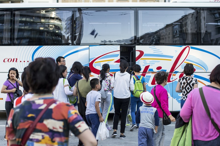 ARCHIV - ZUR STUDIE DES REISEBUEROVERBANDES ZUM REISEGESCHAEFT 2016/17 STELLEN WIR IHENEN DIESES ARCHIVBILD ZUR VERFUEGUNG - Asiatische Touristen steigen in einen Car in Luzern am 14. August 2017. Die ...