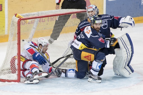 Der Klotener Bobby Sanguinetti, links, im Zuger Tor von Torhueter Tobias Stephan, rechts, beim Eishockey-Meisterschaftsspiel der National League A zwischen dem EV Zug und den Kloten Flyers, am Freitag ...