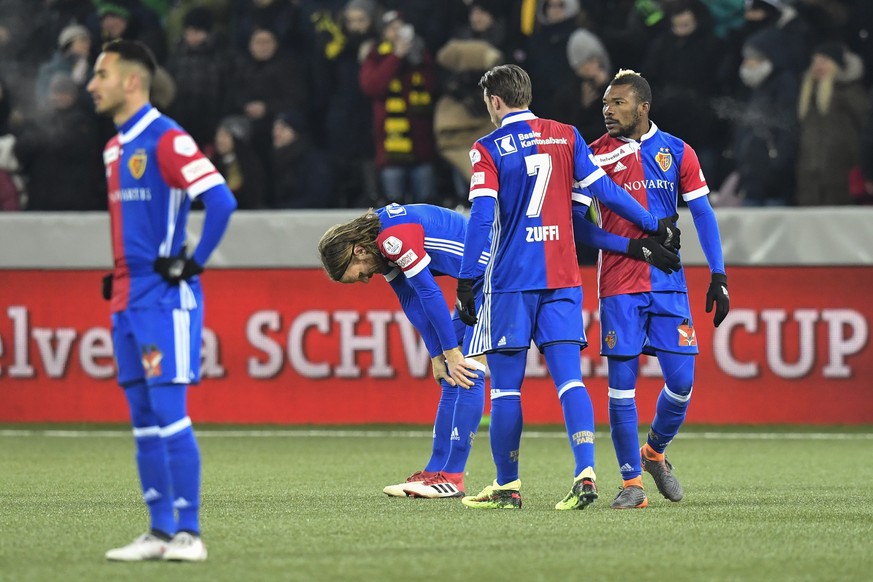 Enttaeuschte Basler Spieler, von rechts, Geoffroy Serey Die, Luca Zuffi, Michael Lang und Samuele Campo, nach dem Schweizer Fussball Cup Halbfinalspiel zwischen dem BSC Young Boys Bern und dem FC Base ...