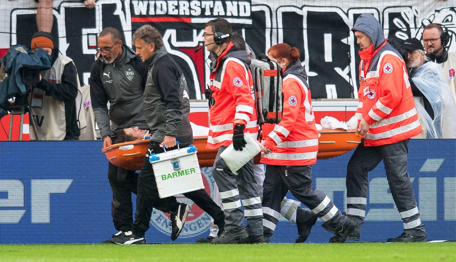 epa06208710 Stuttgart&#039;s Christian Gentner (C) is stretchered off the pitch after being injured during the German Bundesliga soccer match between VfB Stuttgart and VfL Wolfsburg in Stuttgart, Germ ...