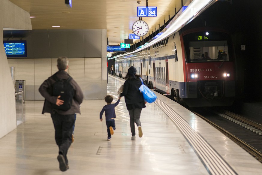 Rail passengers running at Loewenstrasse train station in Zurich Main Station, Switzerland, pictured on July 14, 2014. (KEYSTONE/Christian Beutler)

Reisende rennen im Bahnhof Loewenstrasse am Hauptba ...