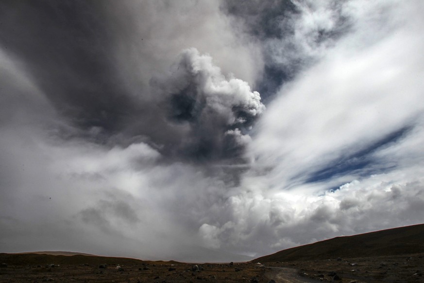 Aschewolke über dem Cotopaxi.