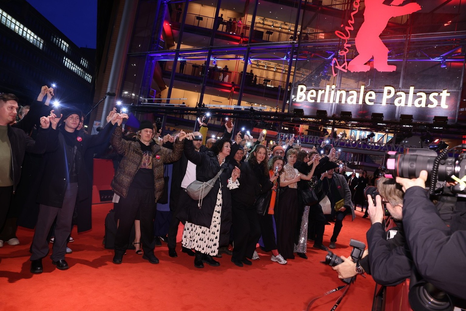 15.02.2024, Berlin: Schauspieler und Regisseure demonstriren am Er�ffnungsabend der Berlinale auf dem Roten Teppich mit einer Lichterkette f�r die Demokratie. Die 74. Internationalen Filmfestspiele Be ...