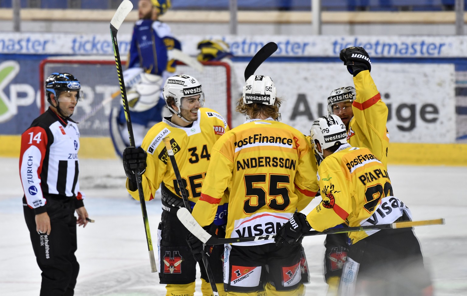 Die Bernern jubeln nach dem Tor zur 0:2 Fuehrung mit Miro Zrydb, Calle Andersson, Vincent Praplan und Tristan Scherwey, vl., im Finale vom Eishockey-Pre-Playoff Qualifikationsspiel der National League ...